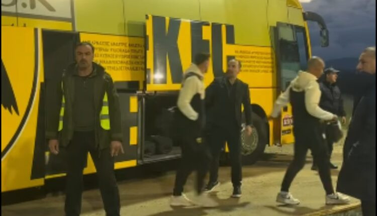Με αποθέωση στον Γιόβιτς η άφιξη της ΑΕΚ στο γήπεδο της Τρίπολης (video)