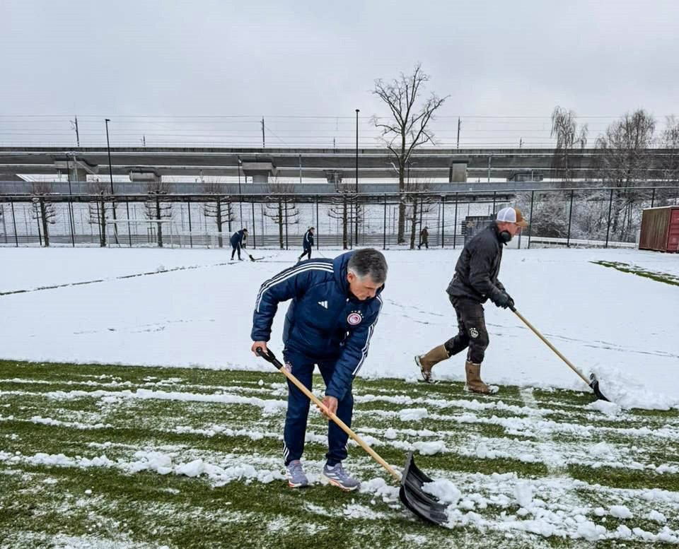 Τρομερός Μεντιλίμπαρ: Καθάρισε τα χιόνια με φτυάρι για να γίνει η προπόνηση του Ολυμπιακού!