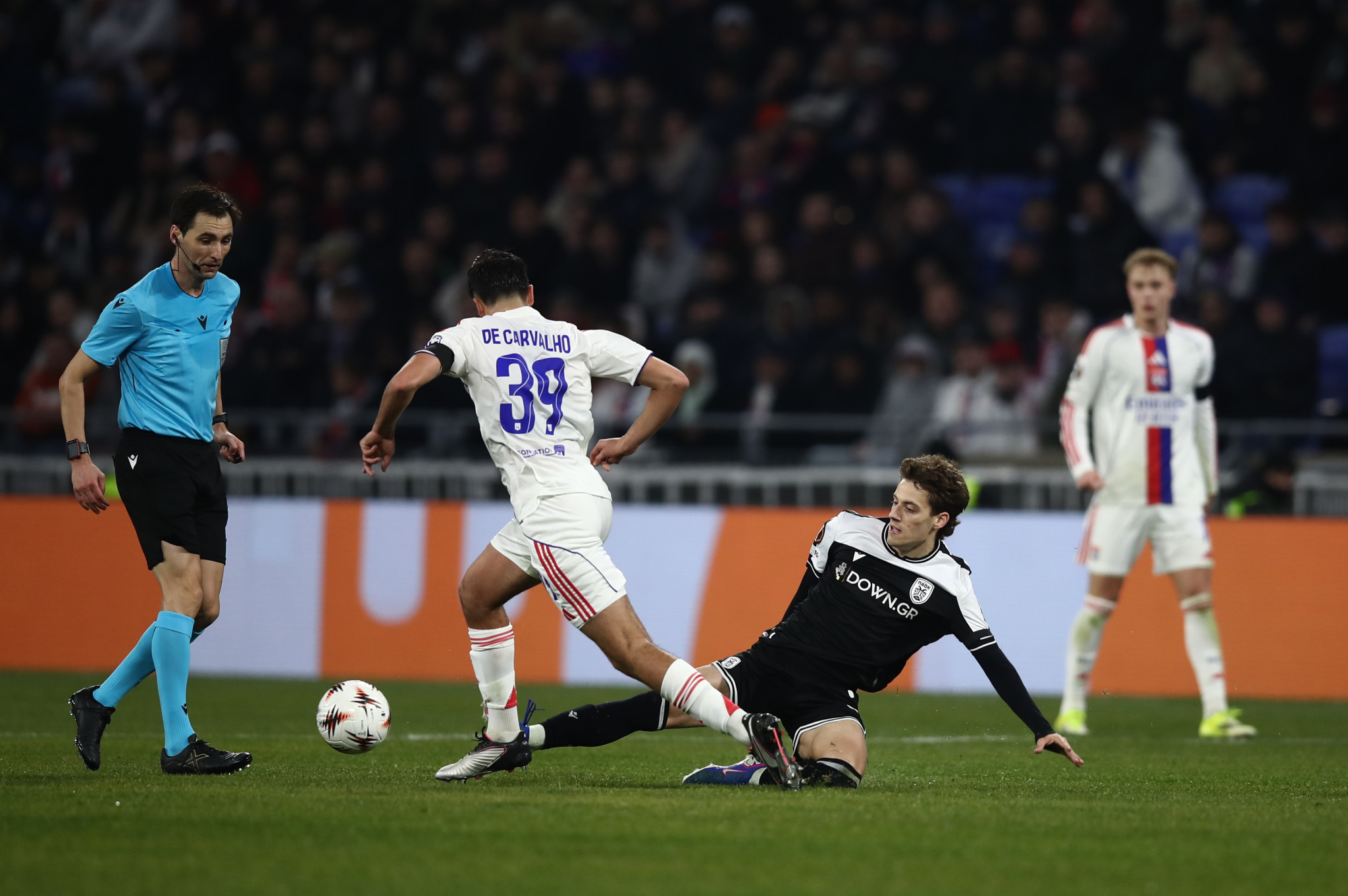 Ο Κωνσταντέλιας αποβλήθηκε και χάνει το πρώτο ματς των playoffs του Europa League (video)