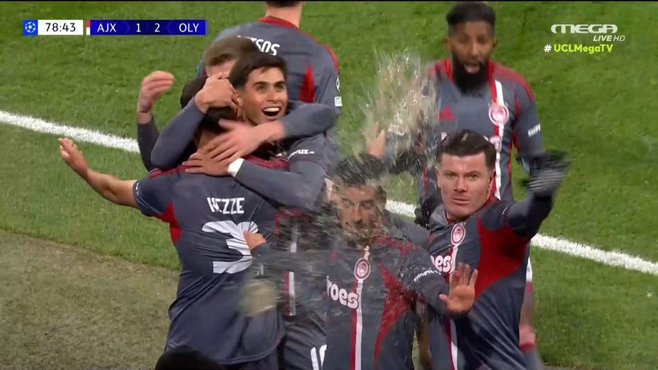 Οι παίκτες του Ολυμπιακού δέχθηκαν αντικείμενα στους πανηγυρισμούς του δεύτερου γκολ (video)