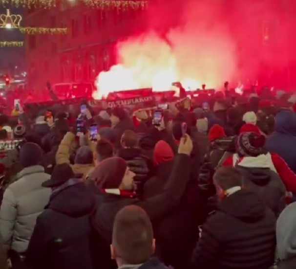 Έτοιμη για το ματς με τον Άγιαξ η λαοθάλασσα οπαδών του Ολυμπιακού στο Άμστερνταμ (video)