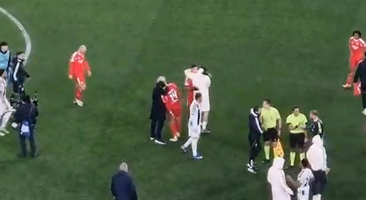 Ο Μουρίνιο προσπάθησε να παρηγορήσει τον Παυλίδη για το χαμένο πέναλτι (video)