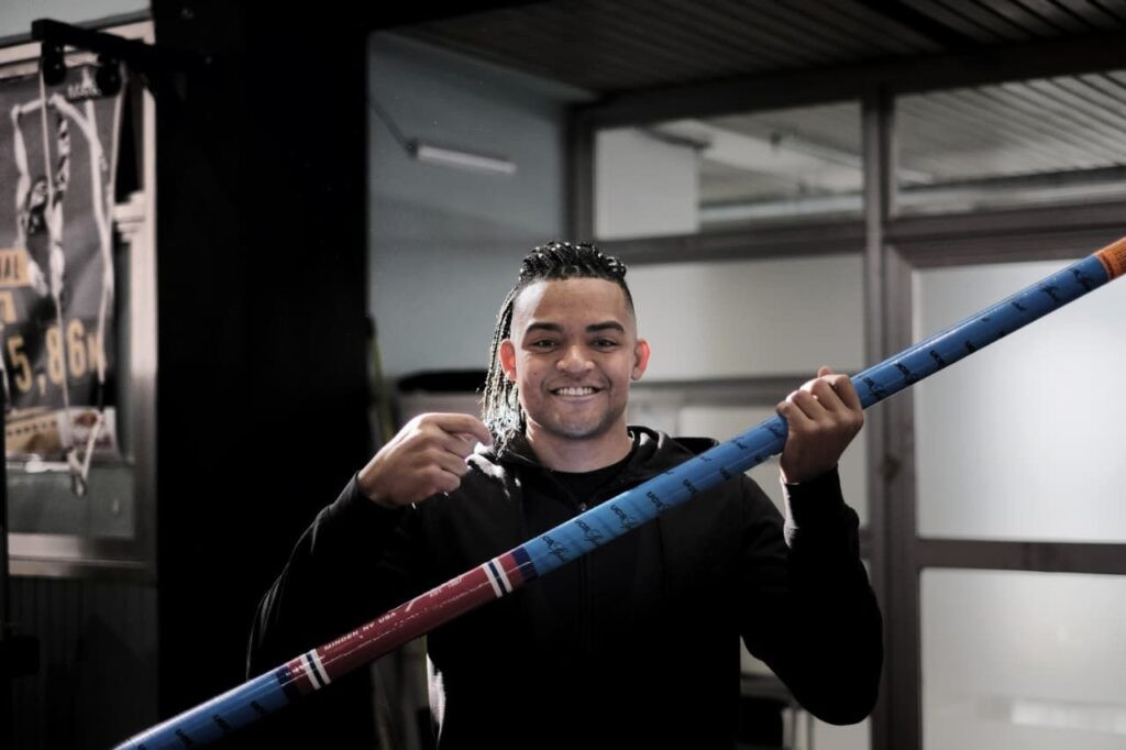 Έφτασαν τα καινούργια κοντάρια του Καραλή για τις νέες «πτήσεις» πάνω από τα 6μ