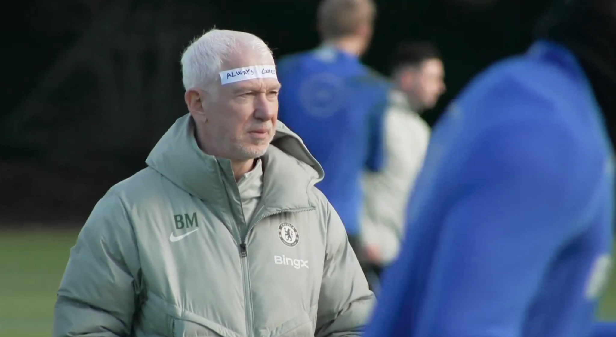 Cult στιγμές στην Τσέλσι - Ο φυσιοθεραπευτής έβαλε αυτοκόλλητο στο μέτωπό του για να παρακινήσει τους παίκτες (video)