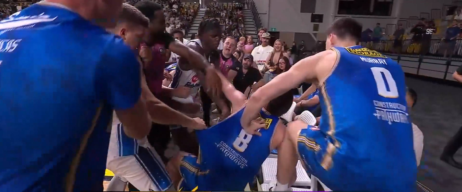 Χάος σε αγώνα μπάσκετ στην Αυστραλία με... επτά αποβολές (video)