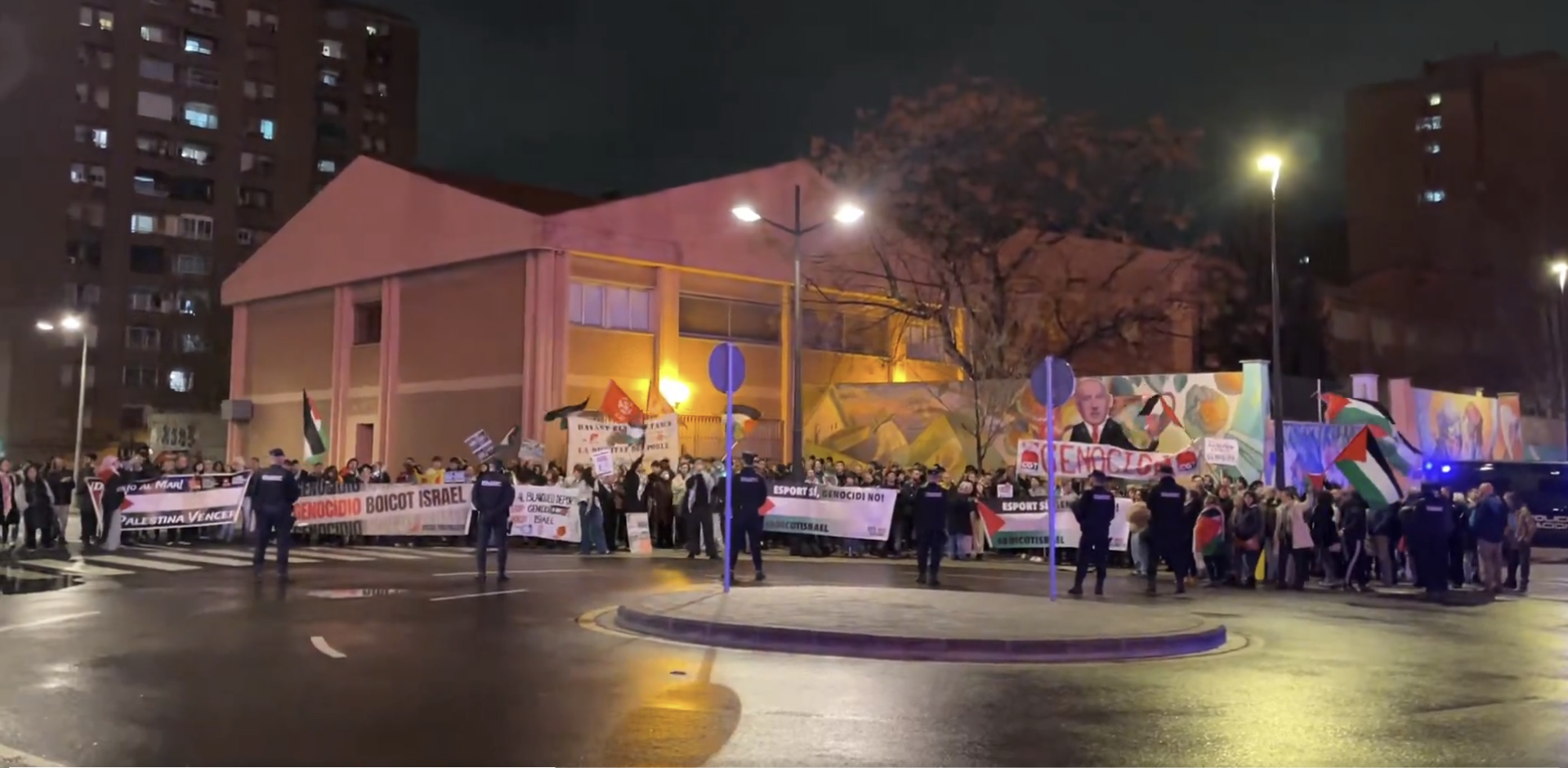 Δεκάδες διαδηλωτές έξω από το γήπεδο της Βαλένθια πριν τον αγώνα με τη Μακάμπι Τελ Αβίβ (video)