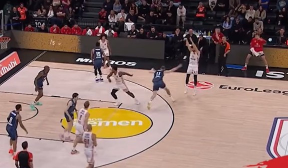 Τρομερό σκηνικό: Μπαρτζώκας και Βεζένκοφ ακύρωσαν την αλλαγή λόγω τριπόντου του Πίτερς (video)