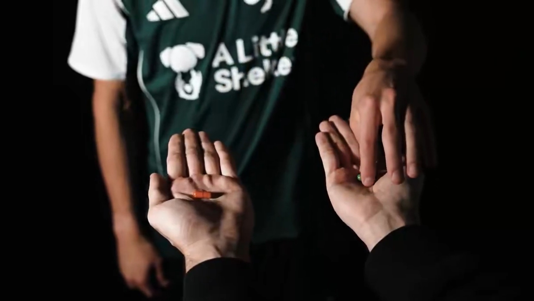 Επικό βίντεο του Παναθηναϊκού με Αντίνο εμπνευσμένο από το Matrix - Ο συμβολισμός με το χάπι που διάλεξε