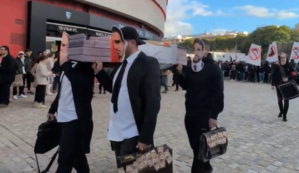 Οι οπαδοί της Σεβίλλης έκαναν... κηδεία πριν το ματς με την Αθλέτικ Μπιλμπάο (video)