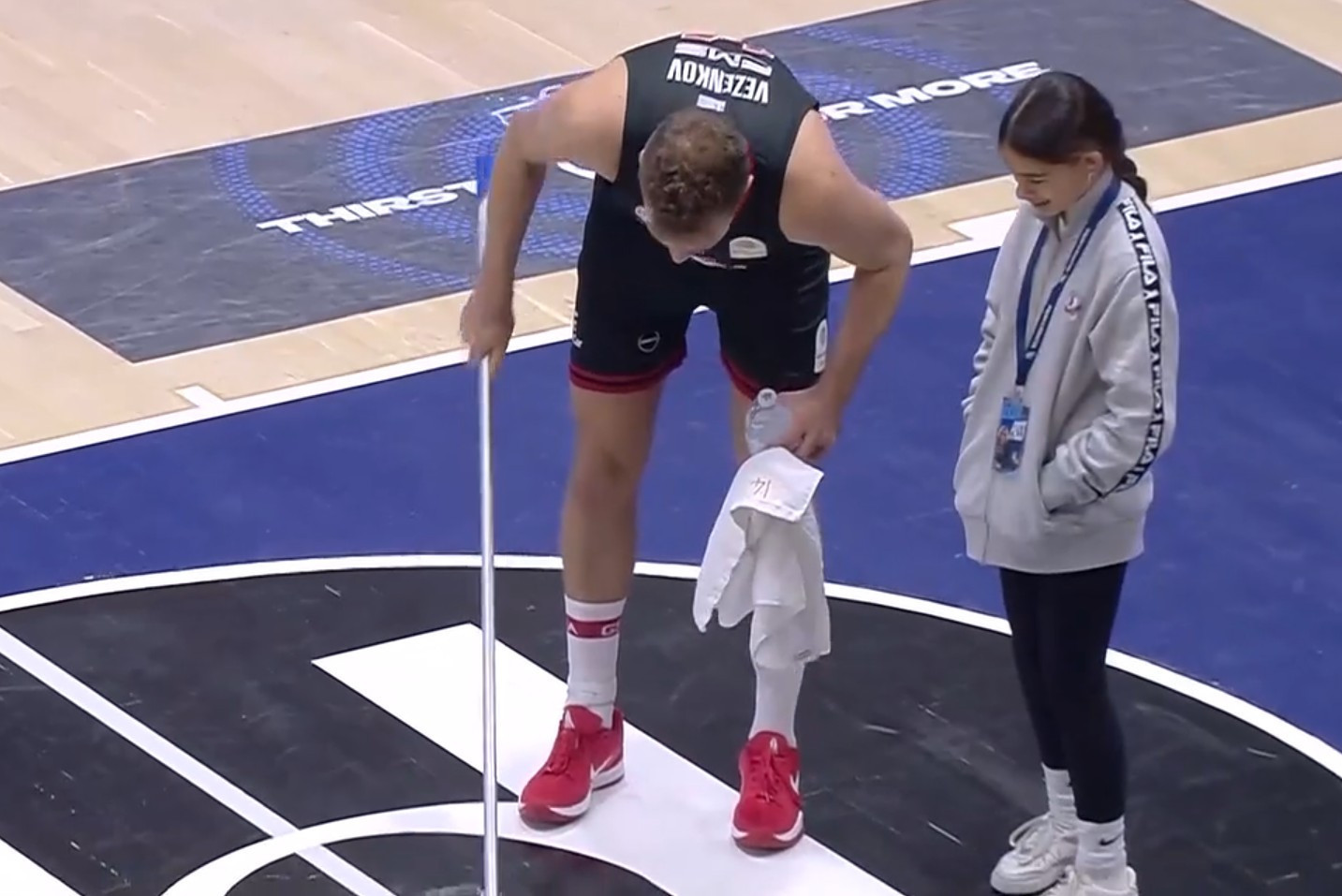 Υπόκλιση στον Βεζένκοφ: Ανέλαβε αυτός να σκουπίσει το παρκέ για να μην το κάνει το κορίτσι (video)