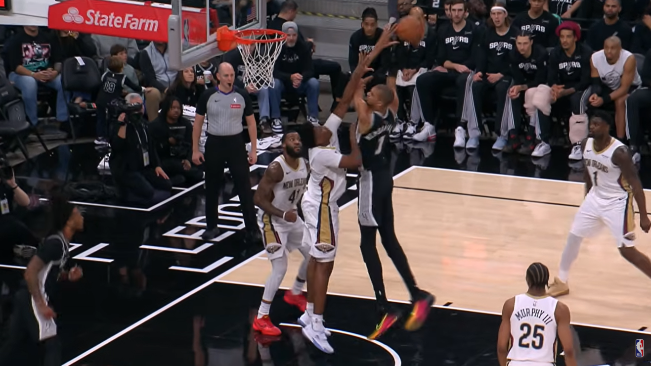 Με αδιανόητη πτήση Γουεμπανιαμά το Top 10 του ΝΒΑ (video)