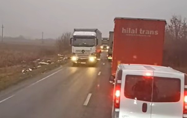 Το βίντεο του Έλληνα οδηγού νταλίκας που περνάει από τα συντρίμμια στο δυστύχημα της Ρουμανίας