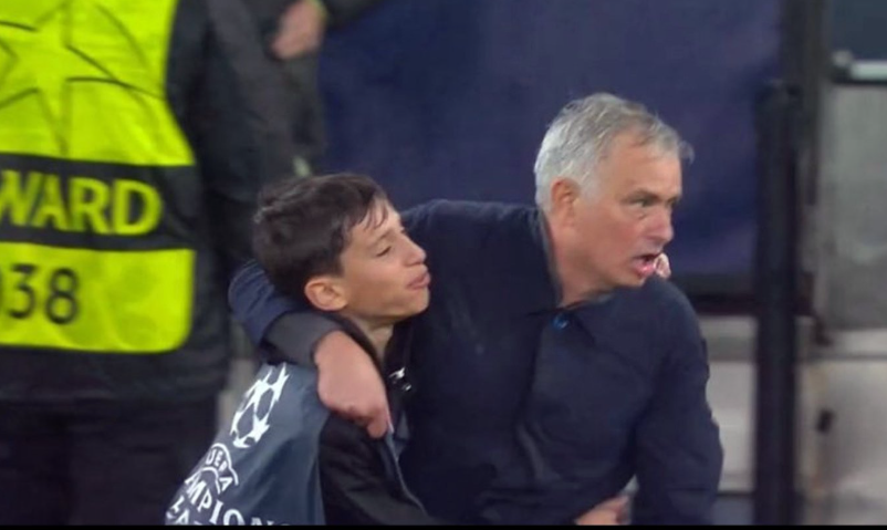 Επικός Μουρίνιο, πανηγύρισε τη «θεότρελη» πρόκριση της Μπενφίκα αγκαλιά με ball boy (video)