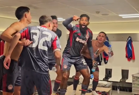 «Χαμός» στα αποδυτήρια του Ολυμπιακού μετά την επική πρόκριση - Τραγουδούσε ο Ροντινέι (video)