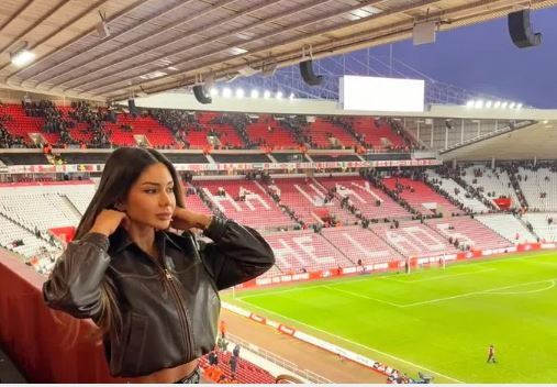 «Έχεις το πιο τέλειο σώμα από όλες» - Μοντέλο πήγε στο γήπεδο φορώντας δερμάτινα και αποθεώθηκε