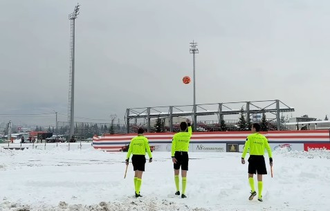 Θαρραλέοι διαιτητές πήγαν να ελέγξουν τον αγωνιστικό χώρο - Με 40 πόντους χιόνι αγώνας δεν γίνεται (video)