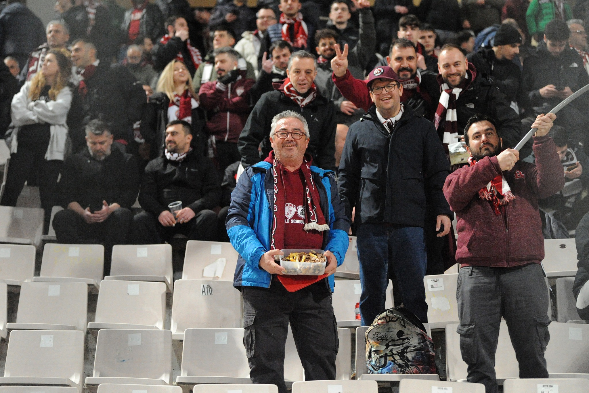 Οπαδός της ΑΕΛ Novibet πήγε στο γήπεδο με 2,5 κιλά… αρνίσια παϊδάκια