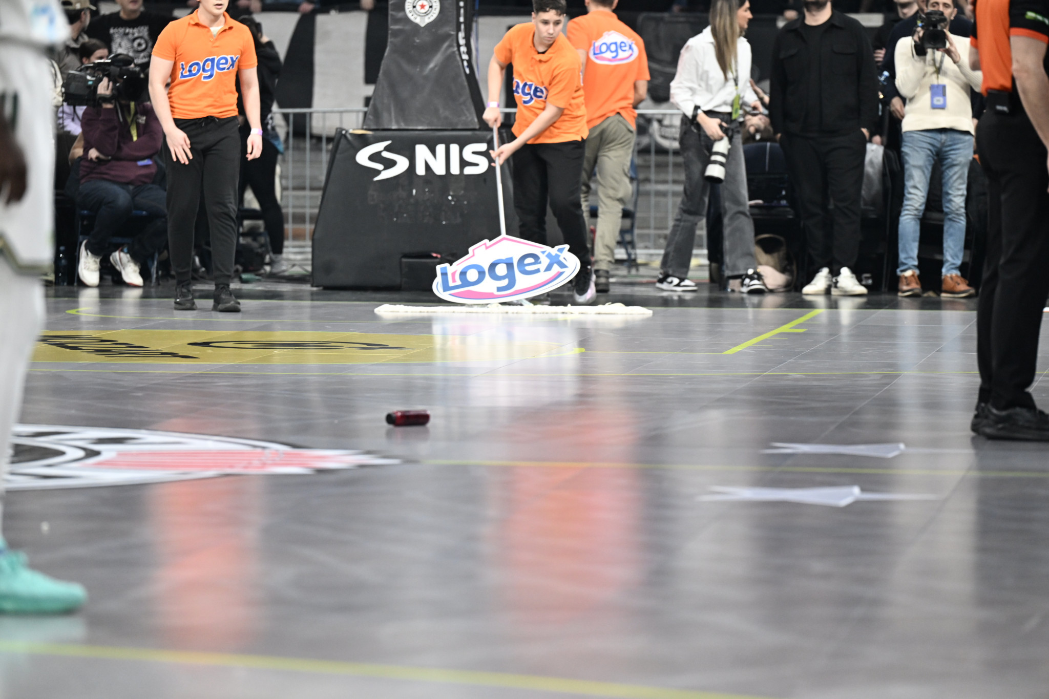 Βροχή αντικειμένων στο Βελιγράδι μετά την αποβολή του Ρογκαβόπουλου - Χτυπήθηκαν μέλη της αποστολής