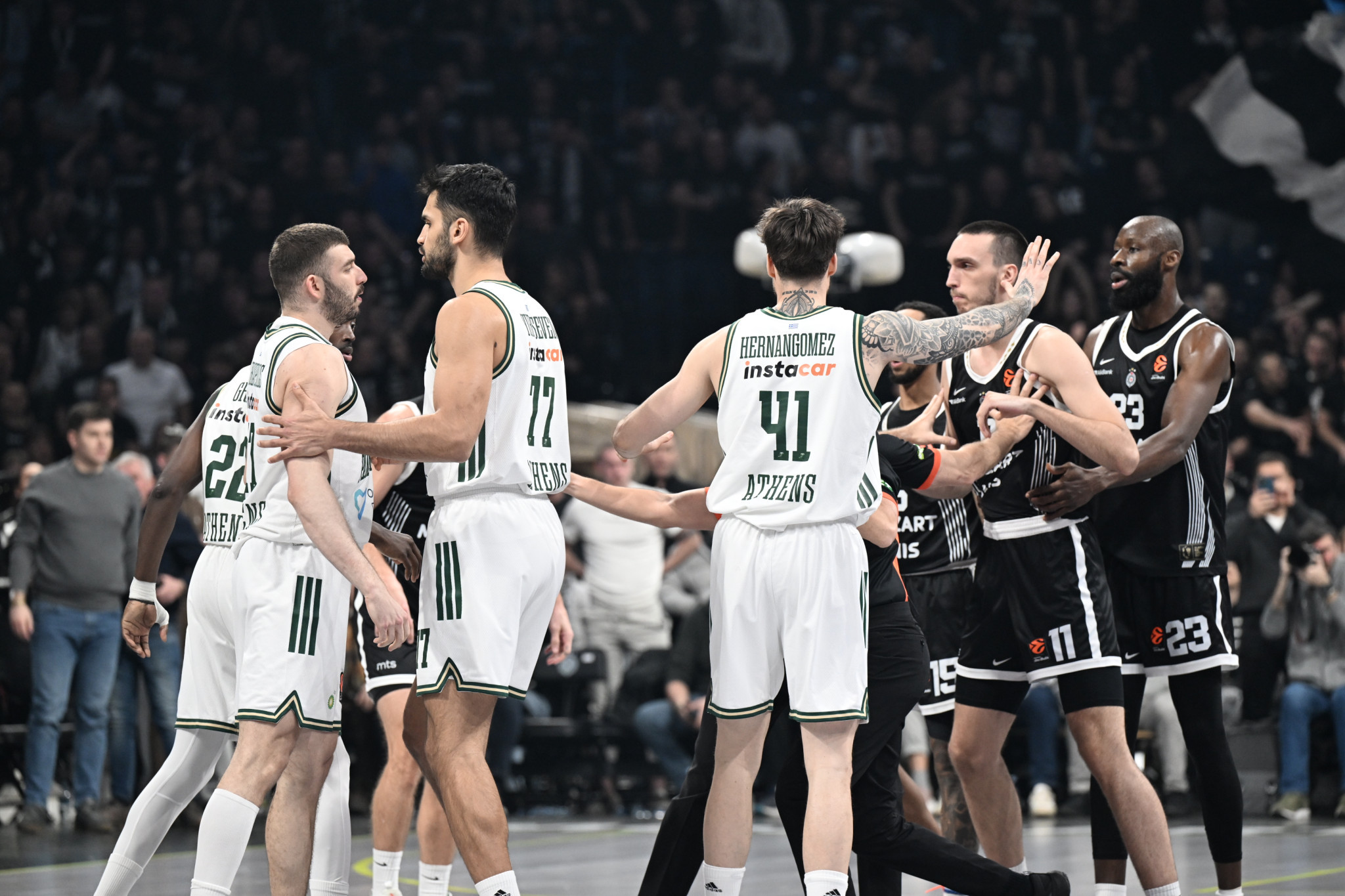 Θερμό επεισόδιο ανάμεσα σε Ρογκαβόπουλο και Λάκιτς - Αποβολή για τον Έλληνα φόργουορντ! (video)