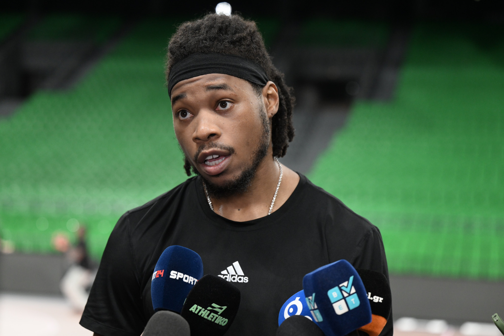 Χολμς: «Πρέπει να μάθω πώς σφυρίζουν οι διαιτητές» (video)