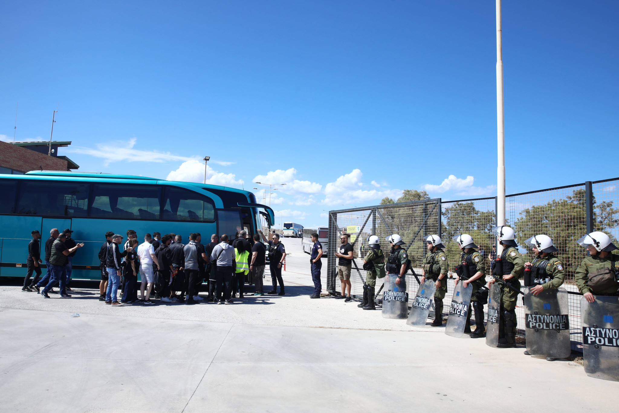 Ακινητοποιημένα πούλμαν με οπαδούς του ΟΦΗ πριν τη Λιβαδειά