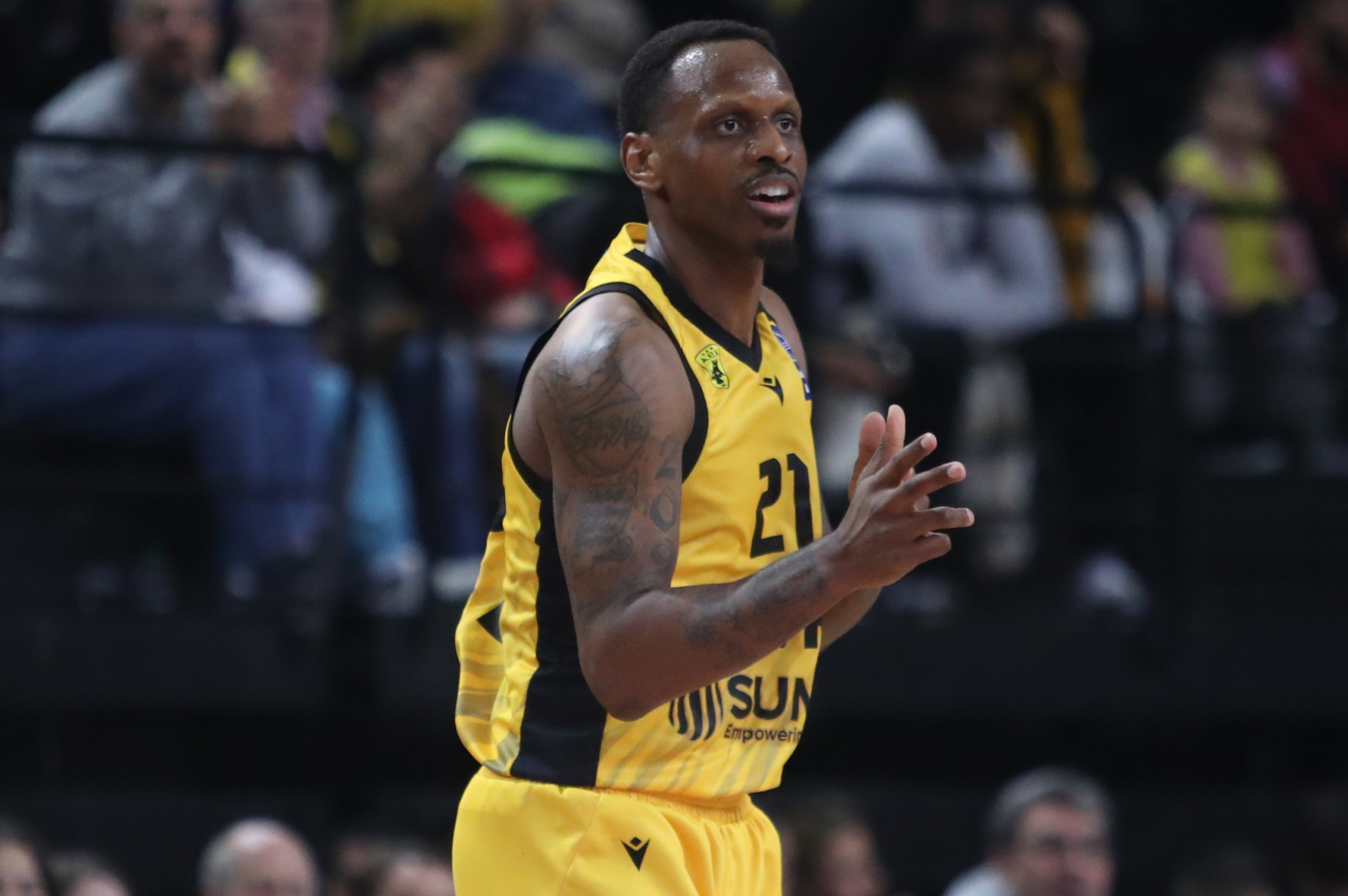 Η πρώτη «γεμάτη» παρουσία του Τζέιμς Νάναλι με την ΑΕΚ και όσα δίνει στο παρκέ