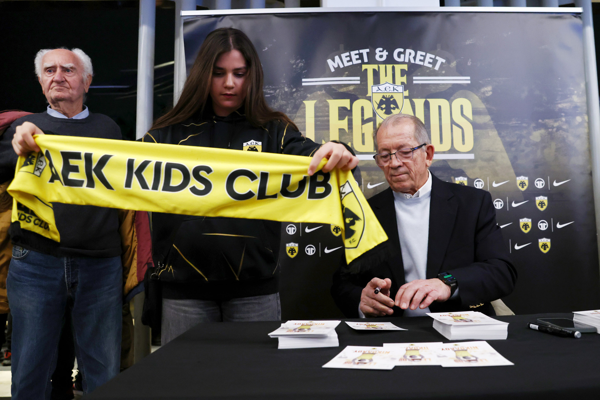 Ο κόσμος της ΑΕΚ υποκλίθηκε στον Λάκη Νικολάου - Πλήθος κόσμου στην «Allwyn Arena»