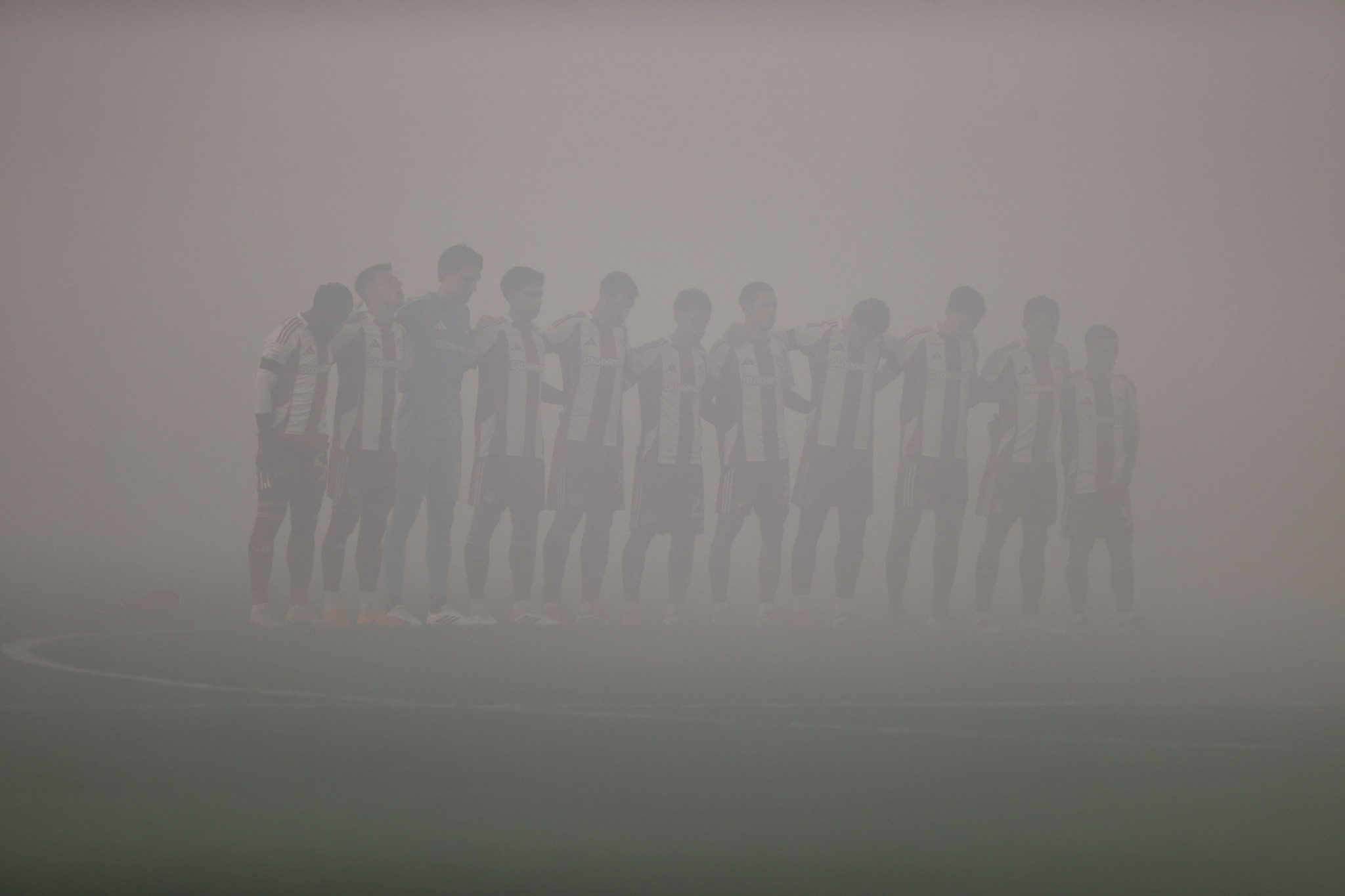 Ενός λεπτού σιγή σε θολό τοπίο πριν το ΑΕΚ-Ολυμπιακός για τις τραγωδίες σε Ρουμανία και Τρίκαλα (video)