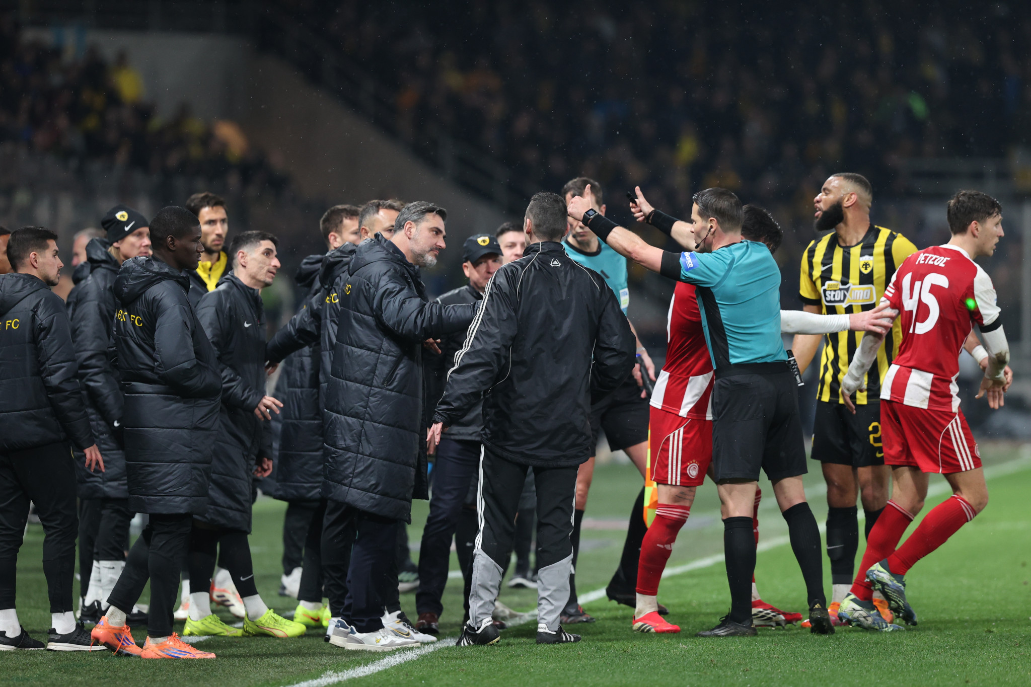 ΔΕΑΒ: Ταυτοποιήθηκαν οι φίλαθλοι της ΑΕΚ που έριξαν την ομπρέλα στον αγωνιστικό χώρο στο ντέρμπι με τον Ολυμπιακό