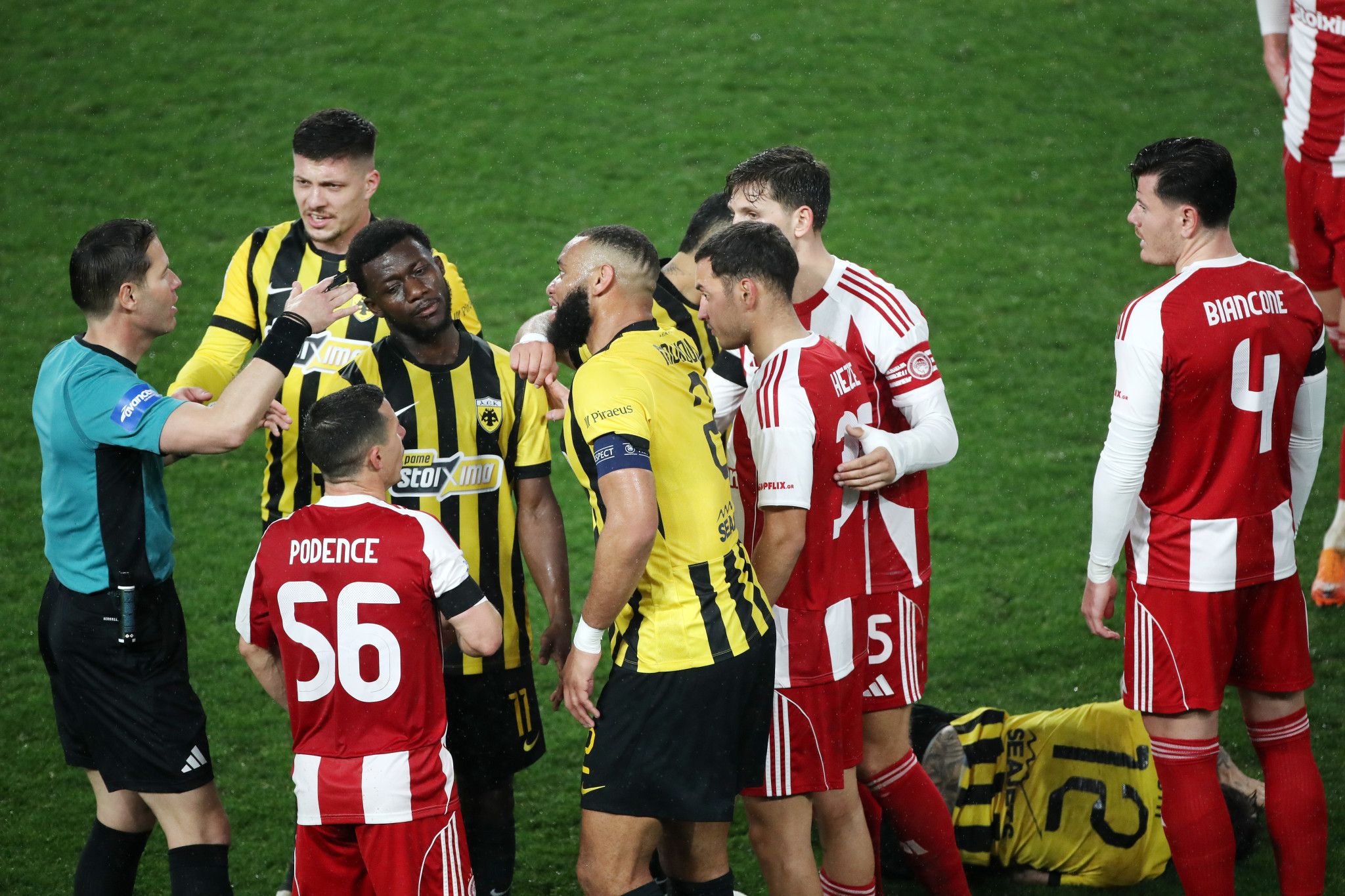 Ξένος αναλυτής διαιτησίας πήρε θέση για το πέναλτι στο ΑΕΚ - Ολυμπιακός: «Δεν έπρεπε να παρέμβει ο VAR»