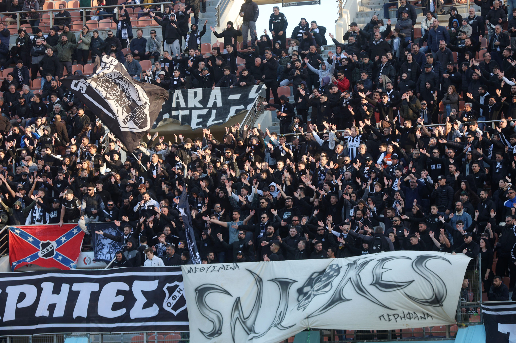 Δίπλα του στην μεγάλη στιγμή: Πάνω από 10.000 φίλοι του ΟΦΗ στο Παγκρήτιο για τον ημιτελικό του Κυπέλλου (photos)