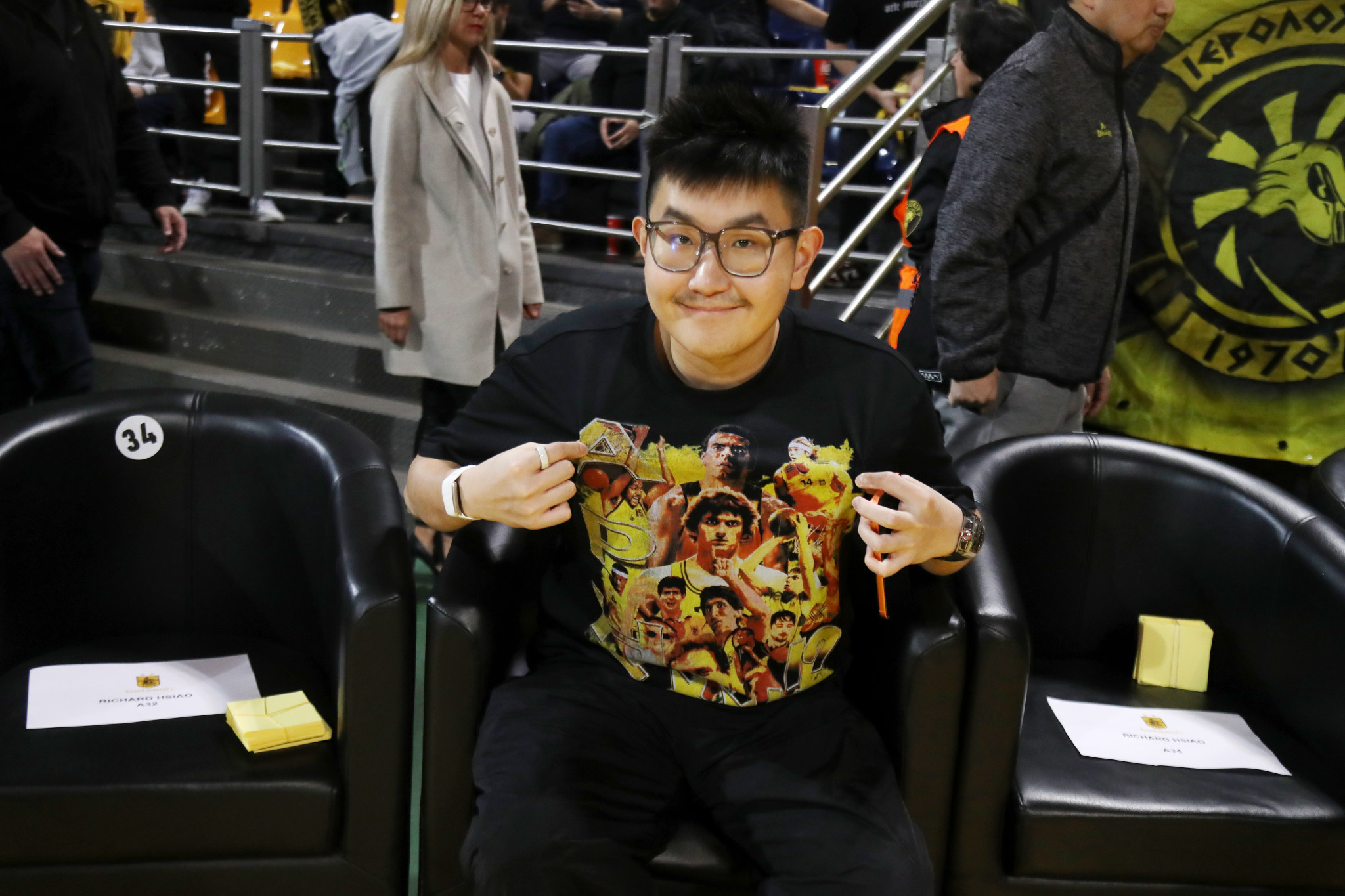 Η ιστορία πίσω από το T-shirt που φορούσε ο Ρίτσαρντ Σιάο στο Παλέ