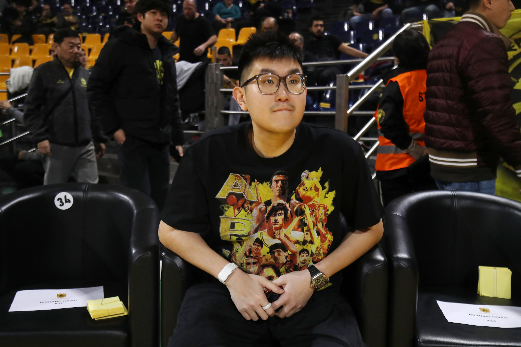 Μέλος του ΑΣ Αρης ο εκστασιασμένος με τον κόσμο Σιάο