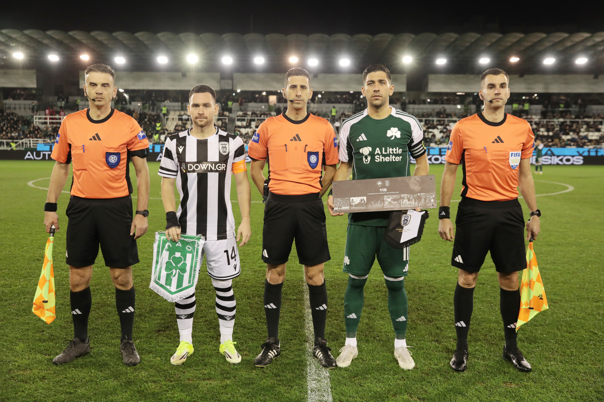 Ο ΠΑΟΚ έδωσε τιμητική πλακέτα στον Παναθηναϊκό για τα 118 χρόνια ιστορίας του (video)