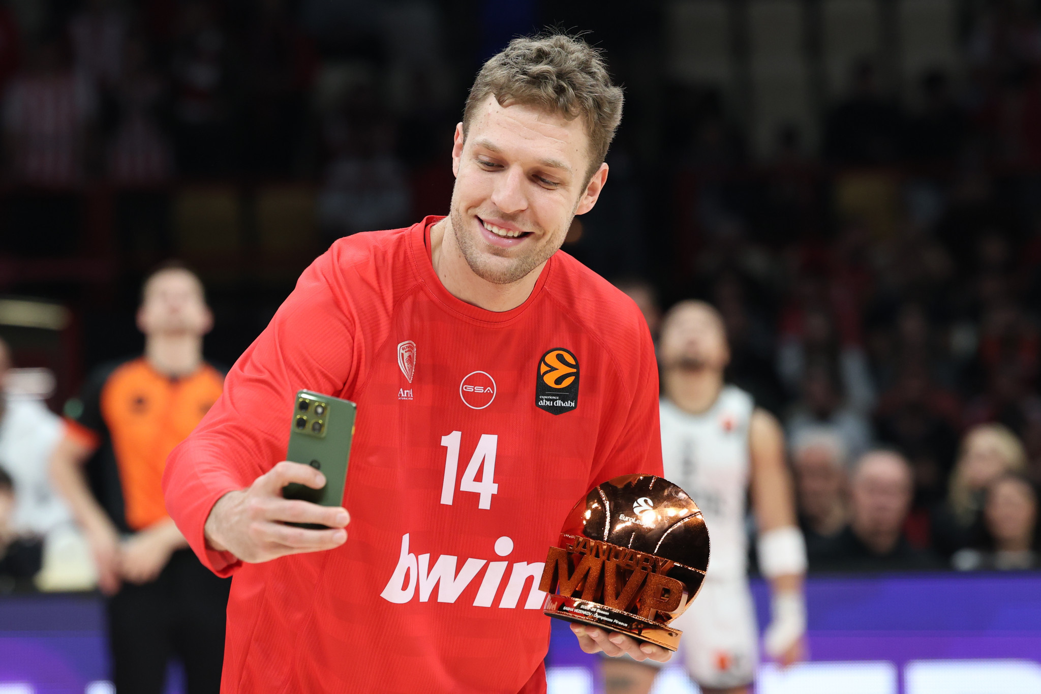 Ο MVP του Ιανουαρίου στην Euroleague Βεζένκοφ παρέλαβε το βραβείο του (photo)