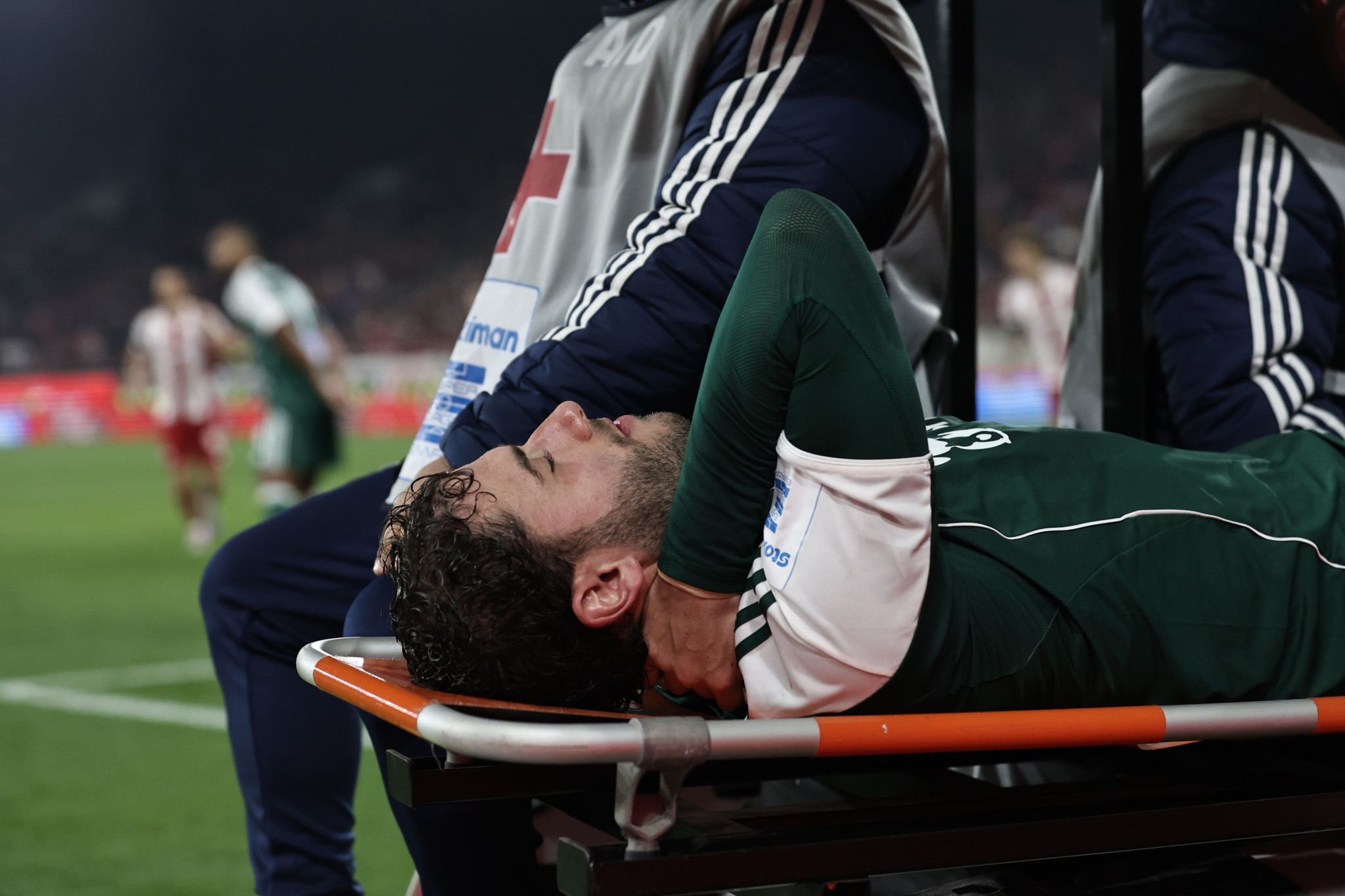 Αποχώρησε με φορείο ο Καλάμπρια από το ντέρμπι με τον Ολυμπιακό