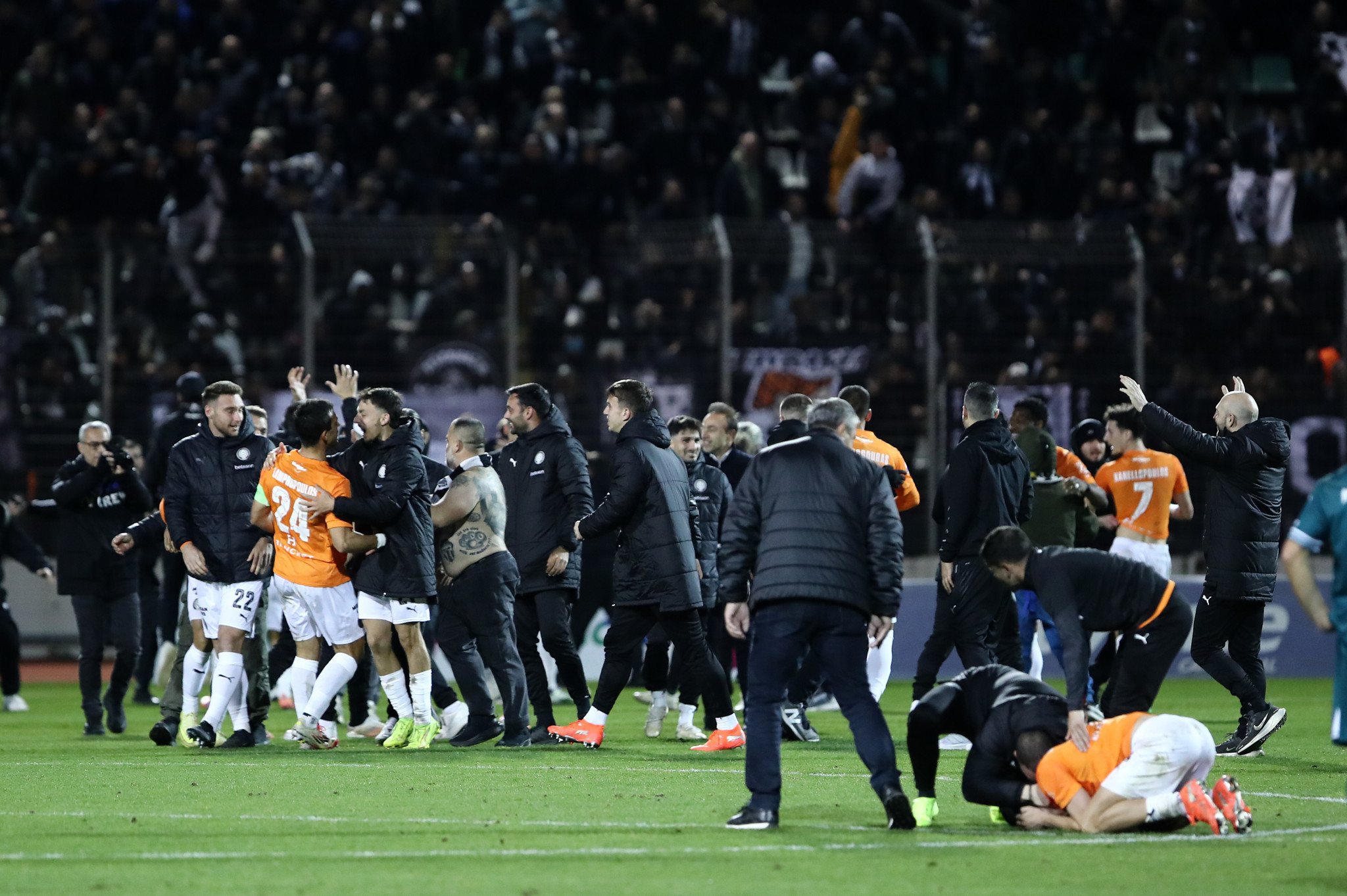 Ένταση στο τέλος του ματς στη Λιβαδειά ανάμεσα σε παίκτες και οπαδούς (video)