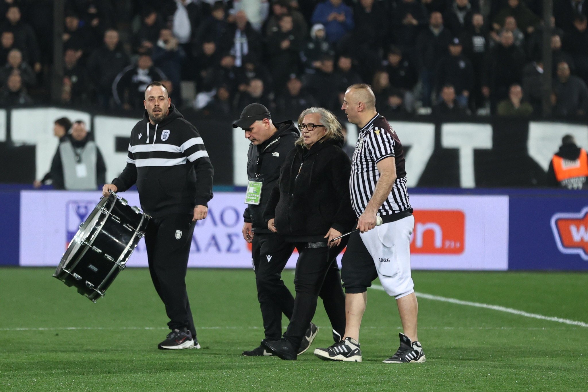 Ποια είναι η γυναίκα που χτύπησε το τύμπανο στο κέντρο της Τούμπας (photos)