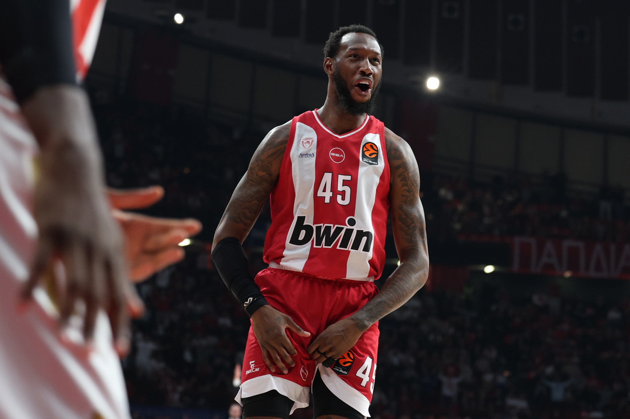 Έβαλε και τον Ιζούντου στο καλάθι: Το απίστευτο poster του Ντόντα Χολ (video)