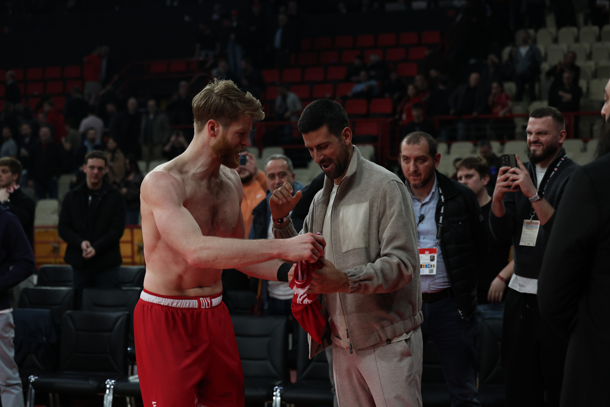 Δεν έφυγε με άδεια χέρια: Ο Τζόκοβιτς είδε τη νίκη του Ολυμπιακού και πήρε δώρο μία φανέλα του Γουόκαπ