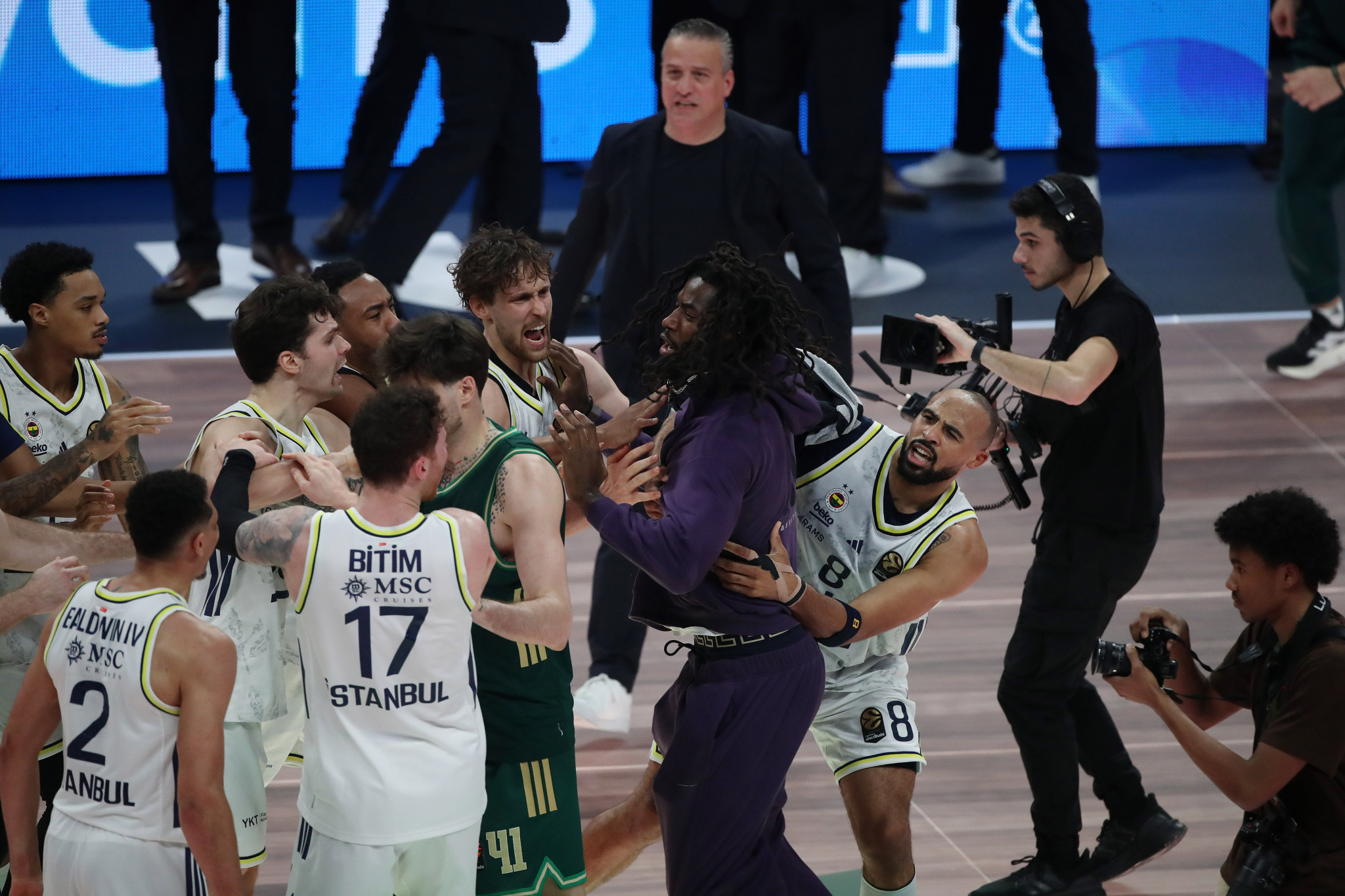 Χάος μετά το buzzer beater του Μπόλντγουιν - Ο Λεσόρ μπήκε μέσα στο παρκέ (photos)