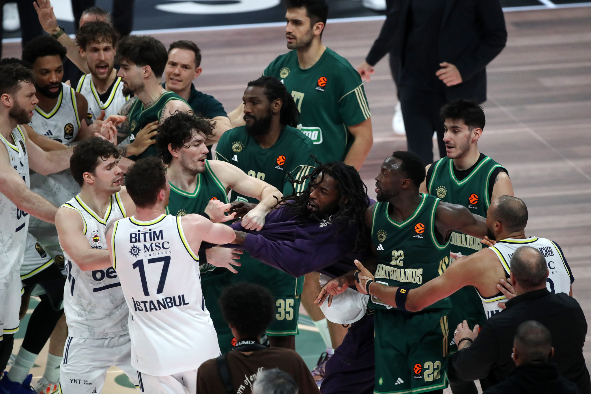 Ο Μπόλντγουιν δημιούργησε και άλλο επεισόδιο: Ειρωνεύτηκε τους φιλάθλους με υπόκλιση, του την… έπεσαν Σλούκας και Σάρας (video)