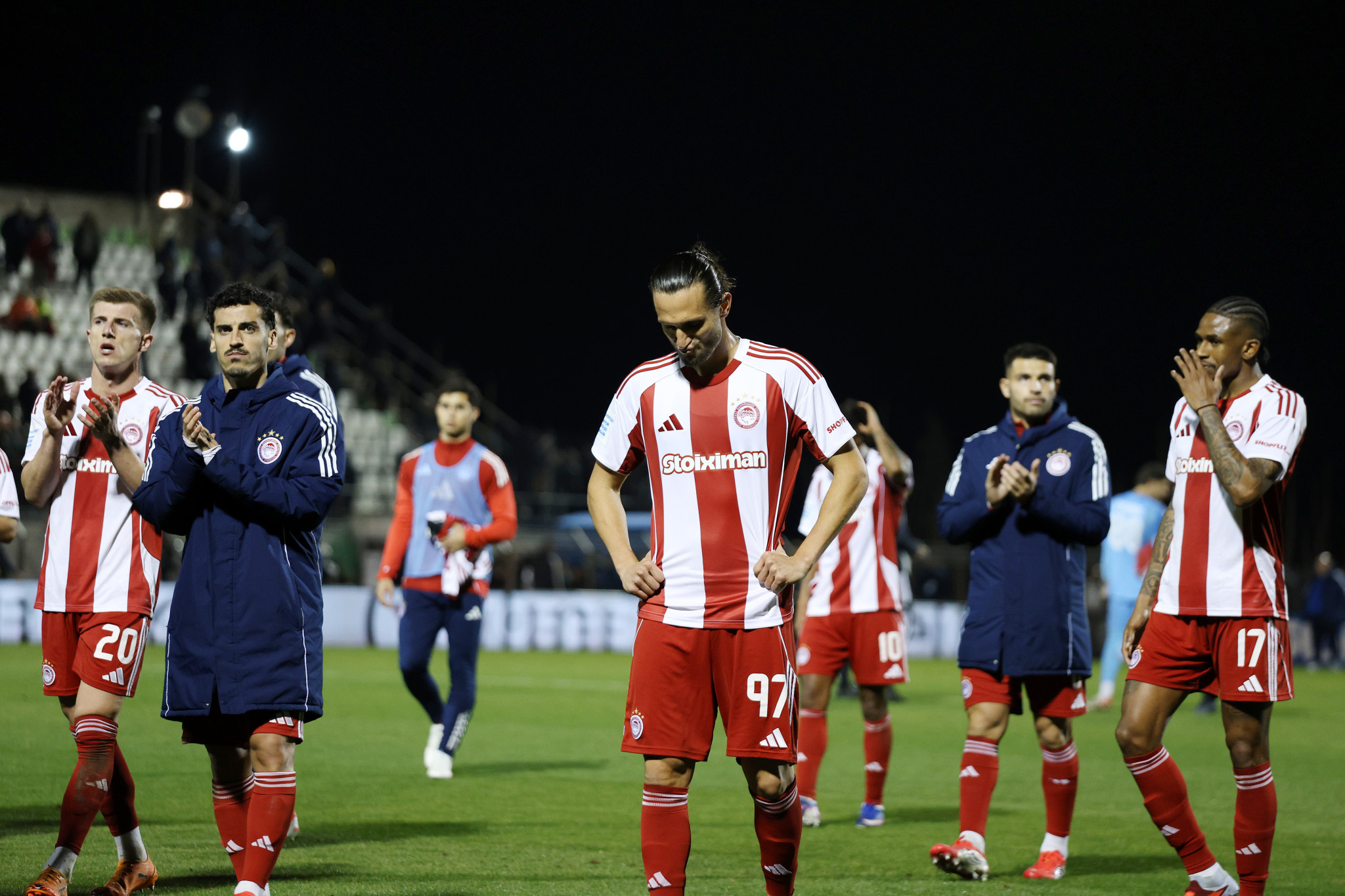 Μετά από εννιά χρόνια ο Ολυμπιακός μένει ξανά «άσφαιρος» σε δυο σερί αγώνες πρωταθλήματος