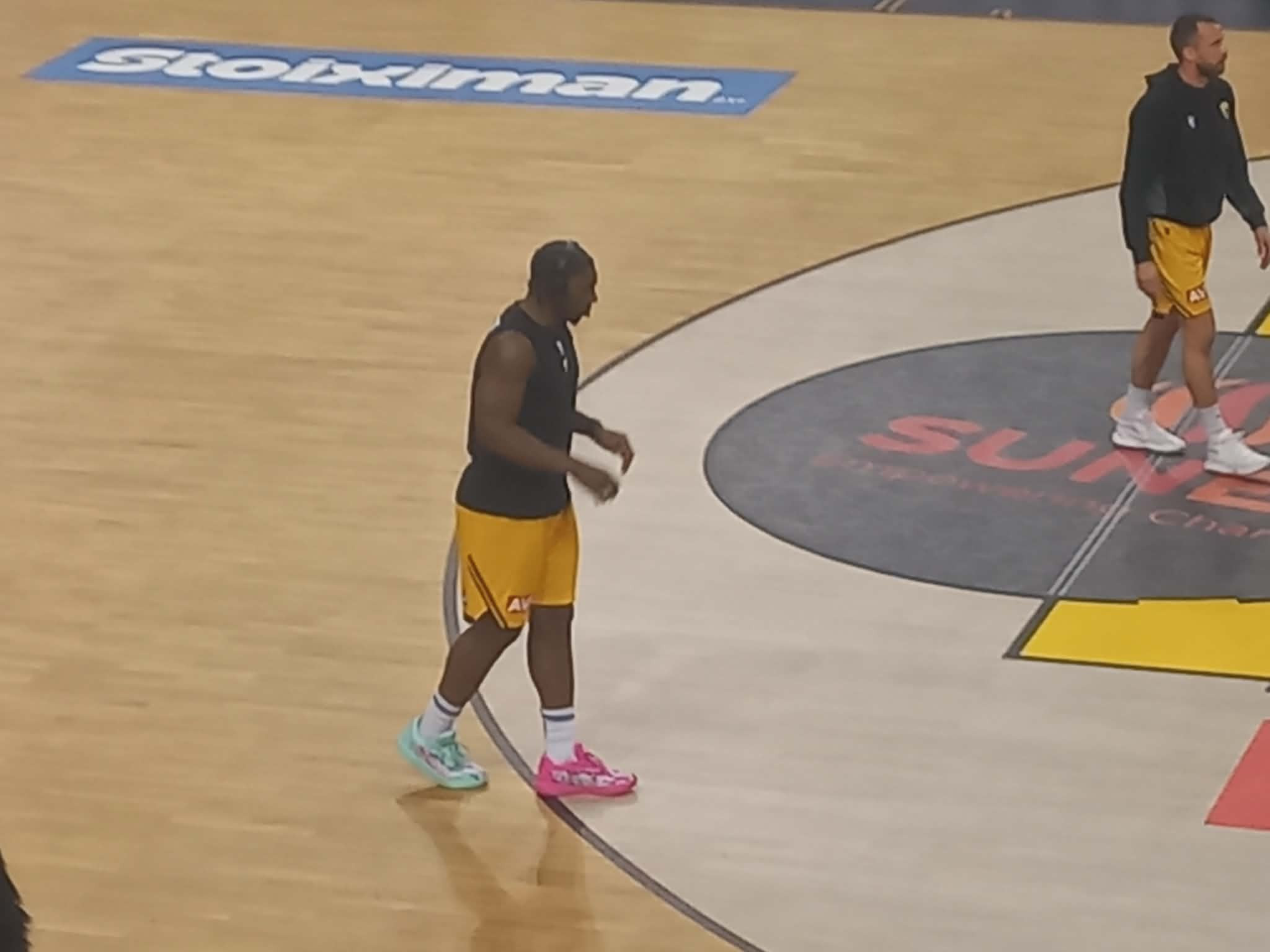 Η... στυλιστική επιλογή του Μπάρτλεϊ που έκλεψε την παράσταση στη Sunel Arena (video)