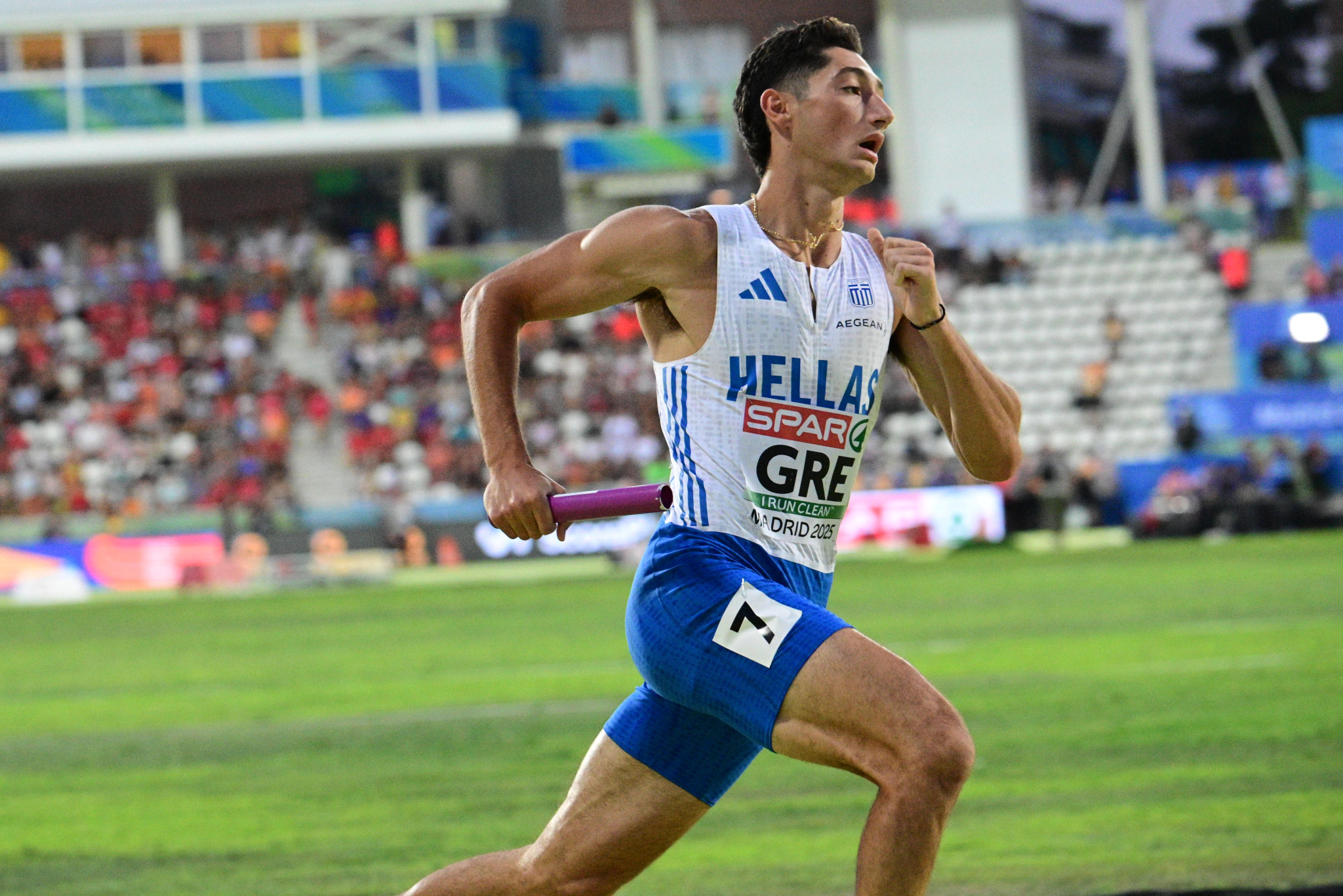 Spikes, μαθηματικά και ελληνική περηφάνια: ο 21χρονος ομογενής που παίρνει τα ρεκόρ του Κεντέρη