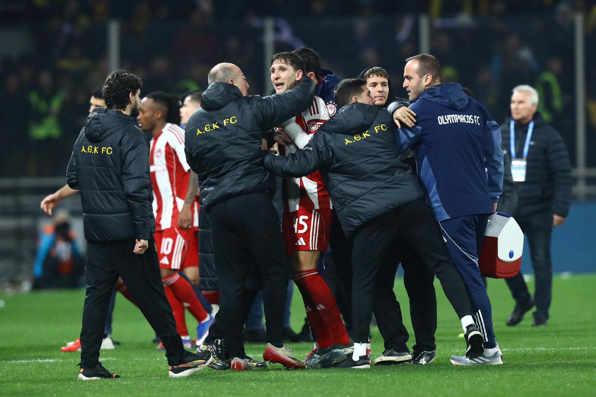 Στην αντεπίθεση ο Ολυμπιακός: «Απαντάει» με μηνύσεις κατά της ΑΕΚ