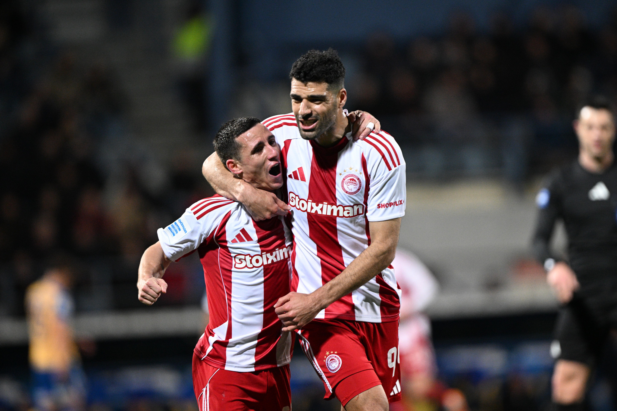 Ο Ολυμπιακός με σούπερ Ποντένσε πέρασε επιβλητικά από την Τρίπολη και «σκαρφάλωσε» μόνος στην κορυφή