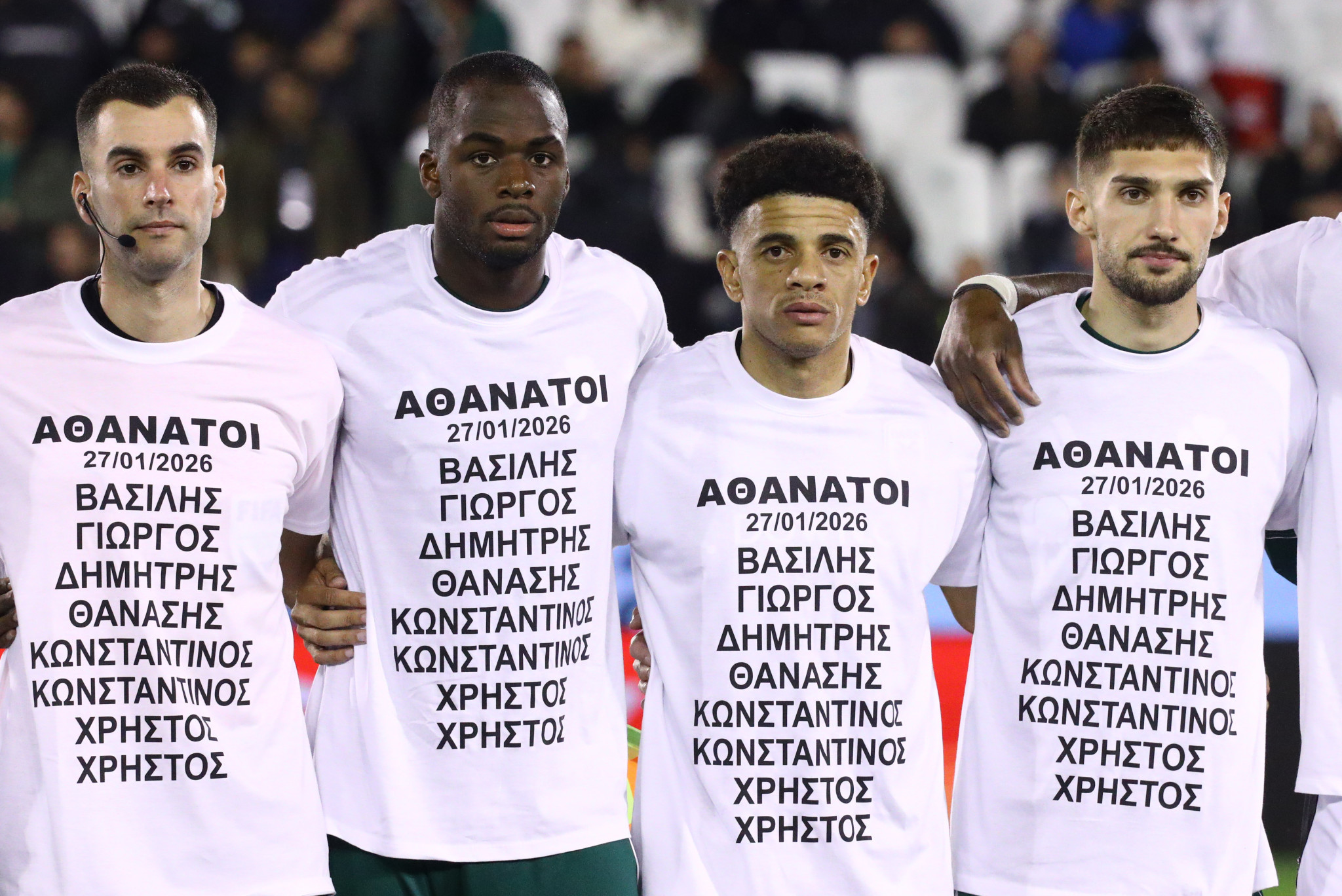 Υπέροχη πρωτοβουλία: Παναθηναϊκός και ΠΑΟΚ μπήκαν στο γήπεδο με φανέλα αφιερωμένη στους αδικοχαμένους οπαδούς