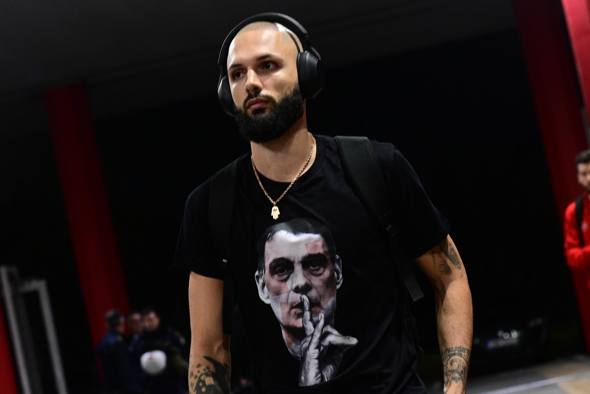 Ο Φουρνιέ φόρεσε μπλουζάκι... στήριξης στον Μπαρτζώκα (video)