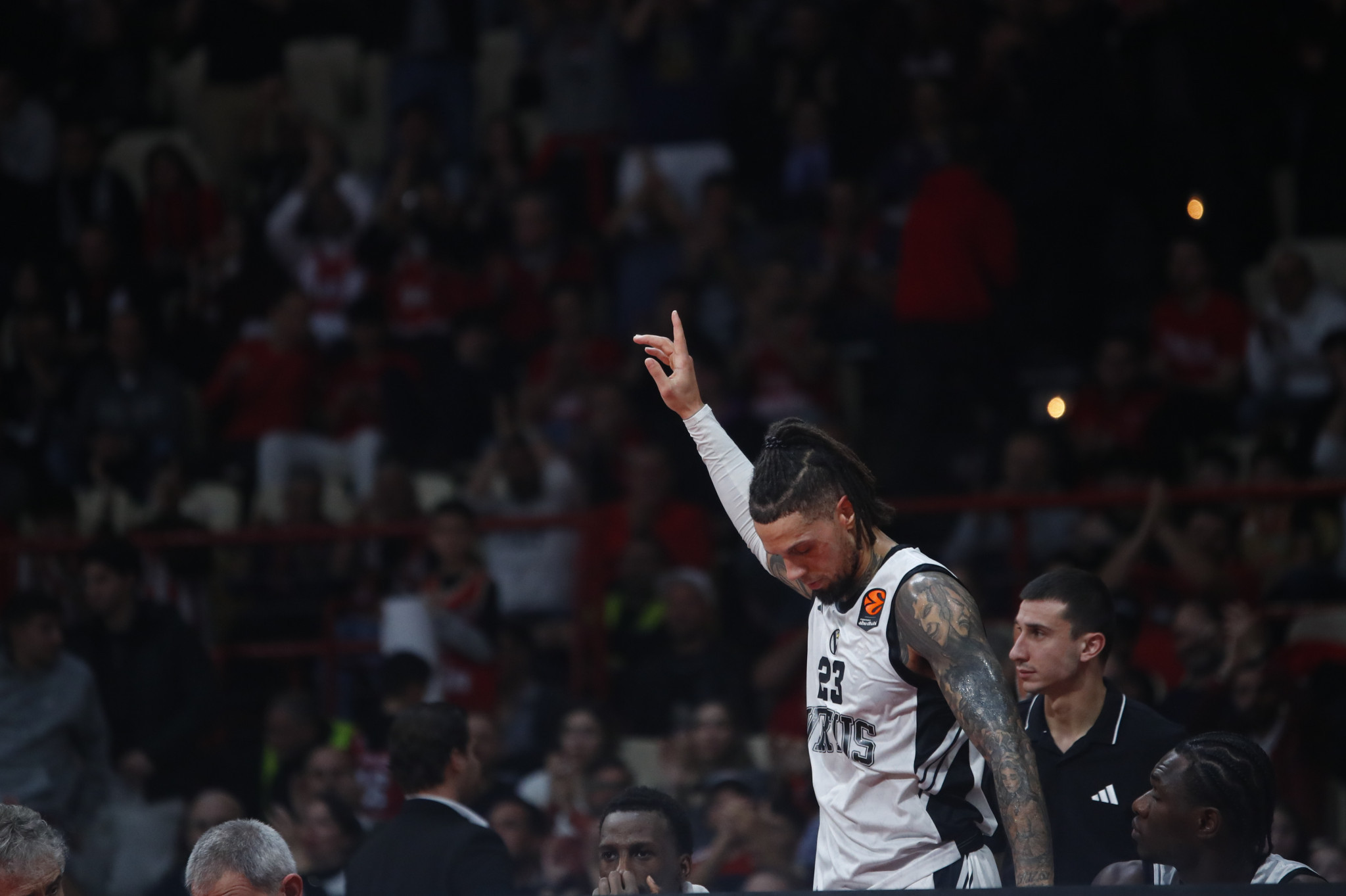 Αποθέωση του Ντάνιελ Χάκετ από τον κόσμο του Ολυμπιακού (video)